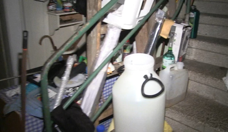 Muži vařili pervitin v nenápadné chatce u Berounky. Hrozí jim dvanáct let vězení