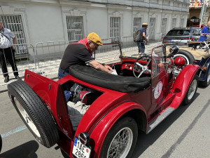 VIDEO: Centrum Prahy zaplnila historická auta, vydají se na závod do Bratislavy a zpět