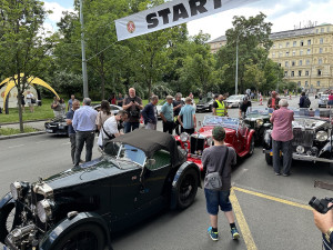 VIDEO: Centrum Prahy zaplnila historická auta, vydají se na závod do Bratislavy a zpět