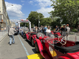 VIDEO: Centrum Prahy zaplnila historická auta, vydají se na závod do Bratislavy a zpět
