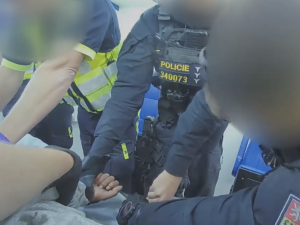 VIDEO: Zfetovaná žena vyhrožovala pražským strážníkům. Jednoho napadla a skončila v poutech