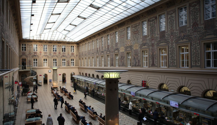 Vedení Prahy protestuje proti záměru prodat budovu poštu v centru v aukci