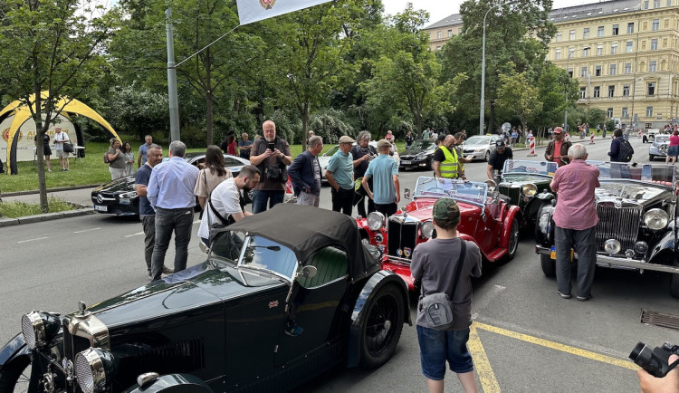 VIDEO: Centrum Prahy zaplnila historická auta, vydají se na závod do Bratislavy a zpět