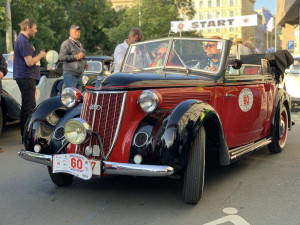 V Praze dnes odstartoval závod veteránů 1000 mil československých