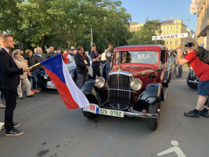 V Praze dnes odstartoval závod veteránů 1000 mil československých