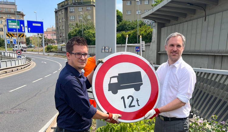 Praha rozšiřuje zákaz vjezdu kamionů nad dvanáct tun