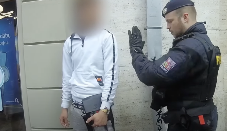 VIDEO: Muž okradl cizince ze seznamky, chytili ho v jeho botech i mikině