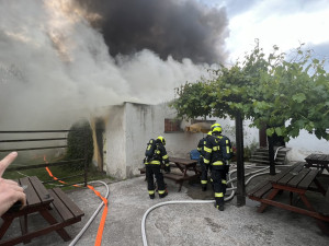 Lidi v centru vyděsil kouř na Hradě. Hasiči likvidují požár střelnice