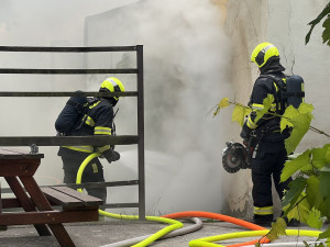 Lidi v centru vyděsil kouř na Hradě. Hasiči likvidují požár střelnice