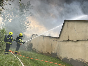 Lidi v centru vyděsil kouř na Hradě. Hasiči likvidují požár střelnice