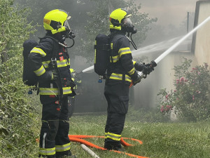 Lidi v centru vyděsil kouř na Hradě. Hasiči likvidují požár střelnice