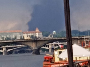 VIDEO: Lidi v centru vyděsil kouř na Hradě. Hasiči likvidovali požár střelnice