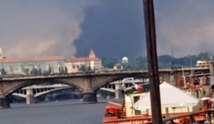 Lidi v centru vyděsil kouř na Hradě. Hasiči likvidují požár střelnice