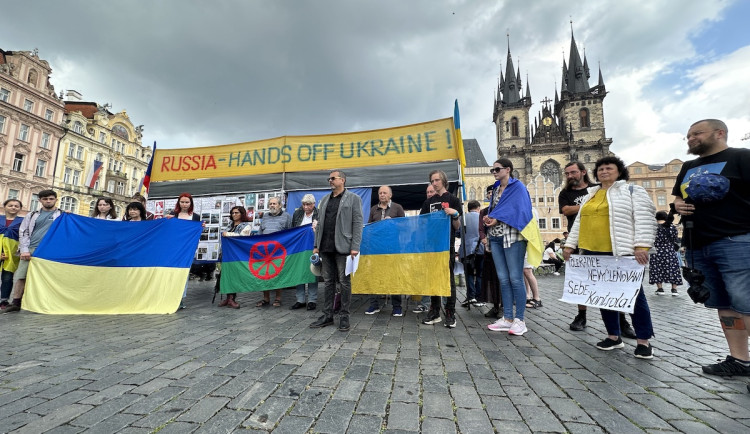 Romové a Ukrajinci se na pietní akci sešli v centru Prahy, odmítli kolektivní vinu a xenofobii