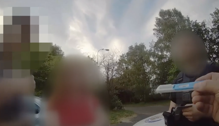 VIDEO: Řidič pod vlivem drog ujížděl před strážníky. Tvrdil jim, že měl jen cigaretu
