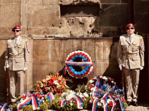 Hrdinství československých parašutistů si dnes v Praze připomněly stovky lidí
