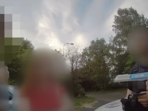 VIDEO: Řidič pod vlivem drog ujížděl před strážníky. Tvrdil jim, že měl jen cigaretu