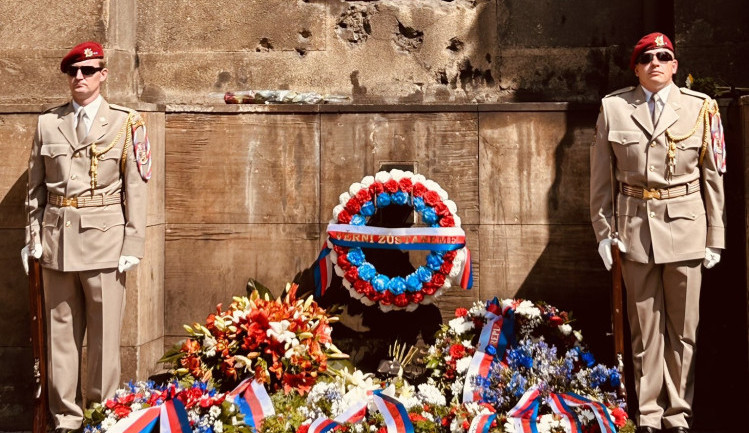 Hrdinství československých parašutistů si dnes v Praze připomněly stovky