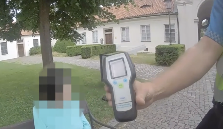 Důchodkyně řídila pod vlivem alkoholu a ještě neměla doklady.