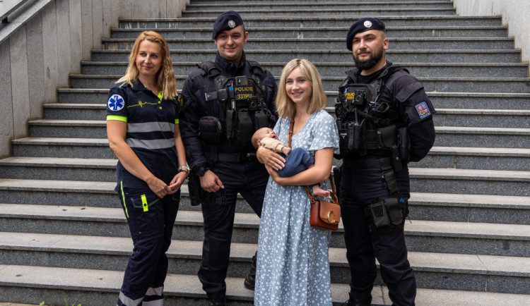 VIDEO: Pražské policisty vyslali ke sténající ženě, za chvíli už jí pomáhali rodit
