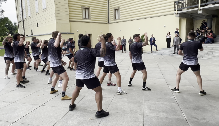 Tým předvedl tradiční haku.