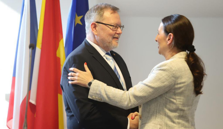 Udženija Korseskovi gratulovala.