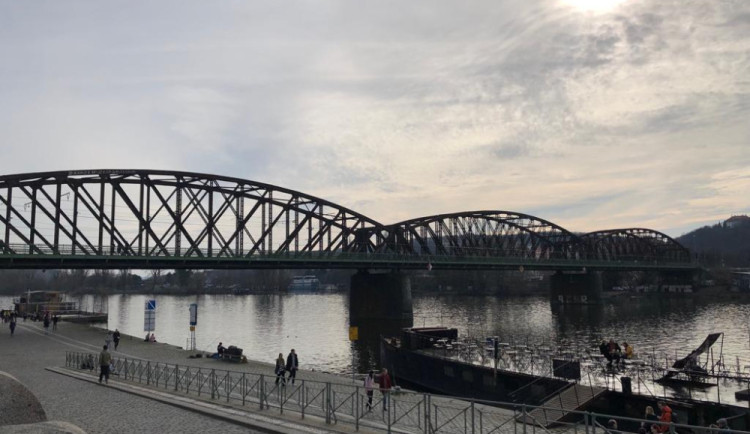 Praha 2 podporuje opravu mostu na Výtoni a rozšíření o třetí kolej