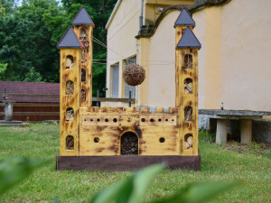 Z pražského vánočního stromu je posezení v zahradě dětského domova