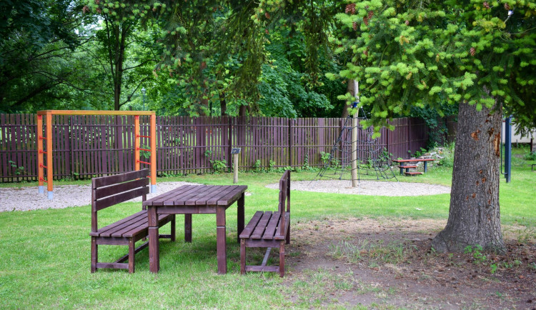 Z pražského vánočního stromu je posezení v zahradě dětského domova