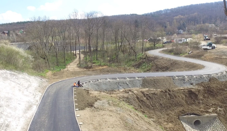 Cyklisté mohou ode dneška jezdit po nové stezce podél pravého břehu Vltavy