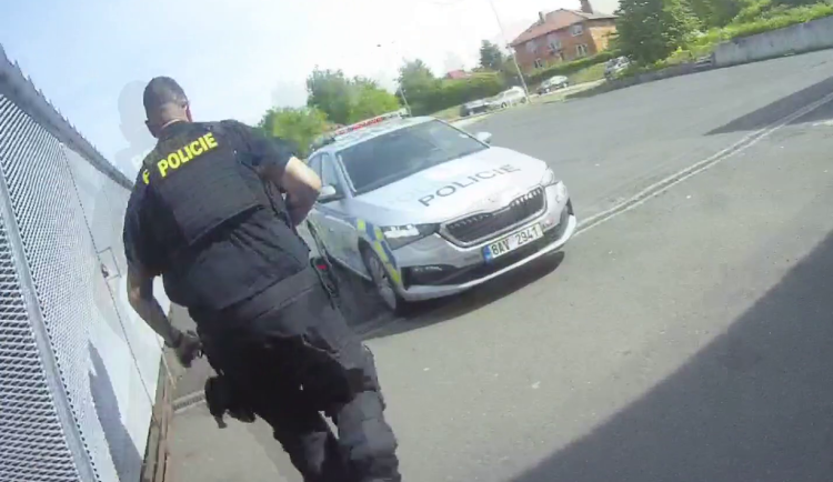 VIDEO: Zloděj nastříkal ostraze do obličeje pepřák, policie ho pronásledovala několik kilometrů