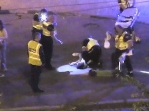 VIDEO: Muž při jízdě na sdílené koloběžce spadl obličejem na zem. Skončil v nemocnici