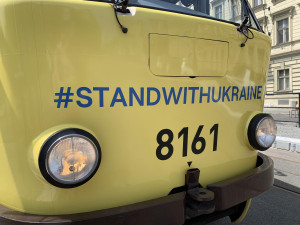 VIDEO: Prahou nově jezdí tramvaj v ukrajinských národních barvách