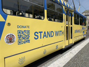 VIDEO: Prahou nově jezdí tramvaj v ukrajinských národních barvách