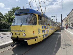 VIDEO: Prahou nově jezdí tramvaj v ukrajinských národních barvách