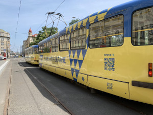 VIDEO: Prahou nově jezdí tramvaj v ukrajinských národních barvách