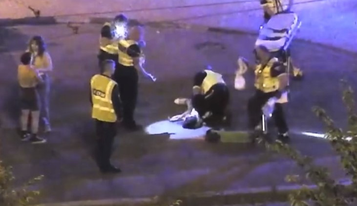 VIDEO: Muž při jízdě na sdílené koloběžce spadl obličejem na zem. Skončil v nemocnici