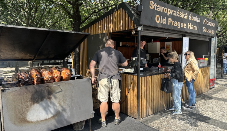 Nadace místo pronajímá i stánku s pečenou šunkou.