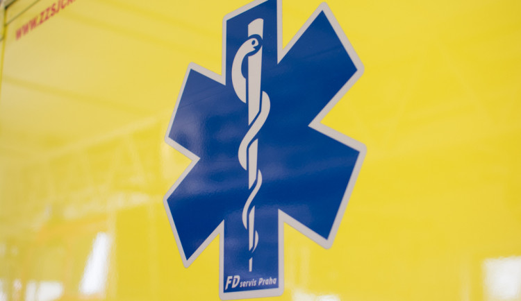 Cyklista se v protisměru střetl s autobusem. Nadýchal 2,5 promile, skončil v nemocnici