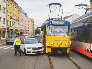Ukrajinskou tramvaj, která není v provozu ani den, nabouralo auto