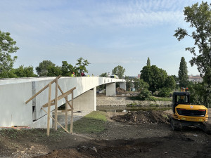 VIDEO: Štvanická lávka prochází zátěžovými zkouškami. Otevřít se má v červenci