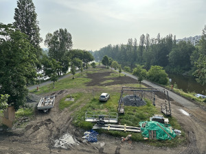 VIDEO: Štvanická lávka prochází zátěžovými zkouškami. Otevřít se má v červenci