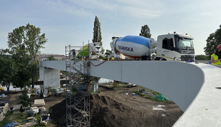 Zátěžový test provádí se šesti nákladními vozy.