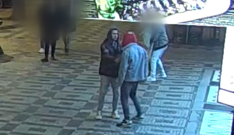 Agresoři brutálně zmlátili cizince, protože si mysleli, že je z Ukrajiny