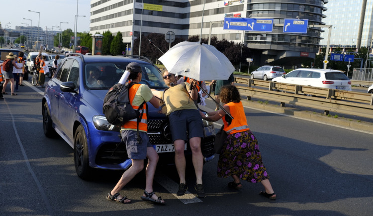 VIDEO: Do třicítkářů najelo při pochodu na magistrále auto, podle policie sami porušili zákon