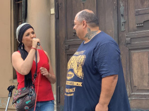 Romy přišli podpořit proruští aktivisté. Romové jsou v práci, vysvětloval řečník