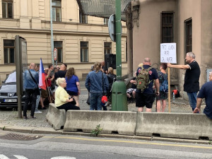 Romy přišli podpořit proruští aktivisté. Romové jsou v práci, vysvětloval řečník