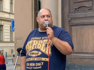 Romy přišli podpořit proruští aktivisté. Romové jsou v práci, vysvětloval řečník