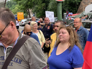 Romy přišli podpořit proruští aktivisté. Romové jsou v práci, vysvětloval řečník