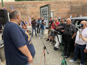 Romy přišli podpořit proruští aktivisté. Romové jsou v práci, vysvětloval řečník